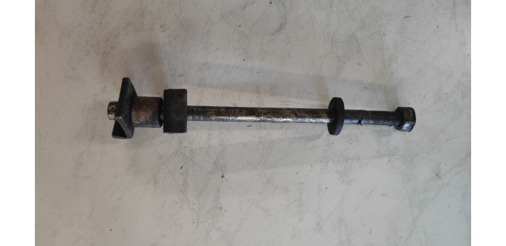 Axe de roue AR peugeot XP6 supermotard 1998
