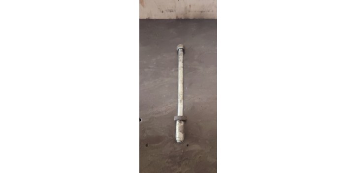Axe de roue AV Suzuki RMX 2001